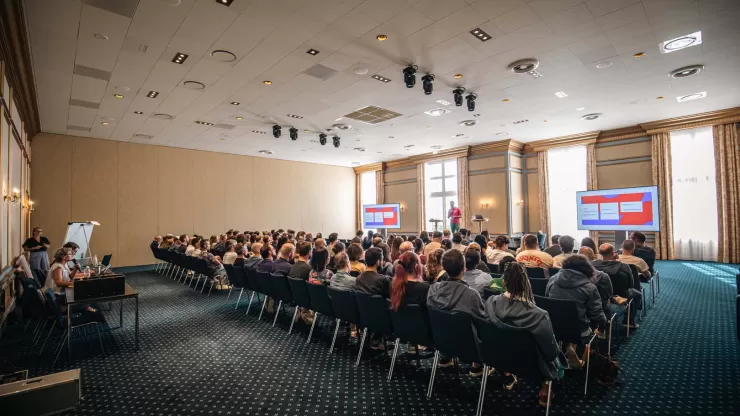 reunion-pleniere-50-a-200-personnes